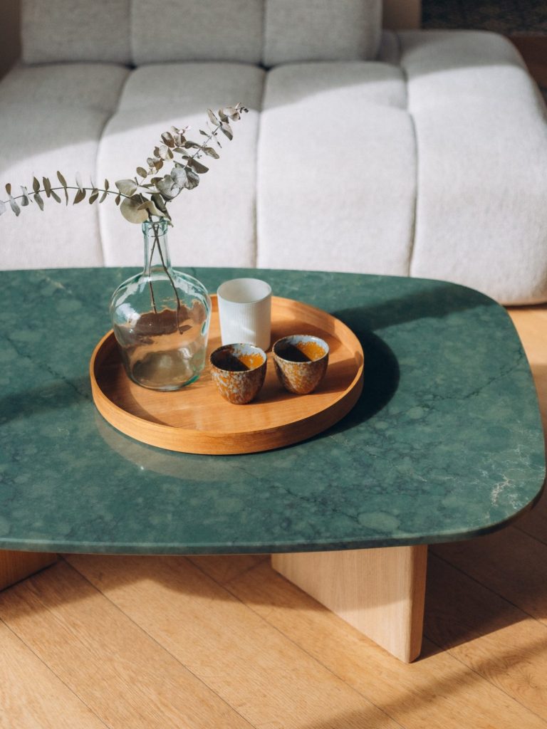 table basse en Silestone et chêne massif arrondi Épure Mobilier